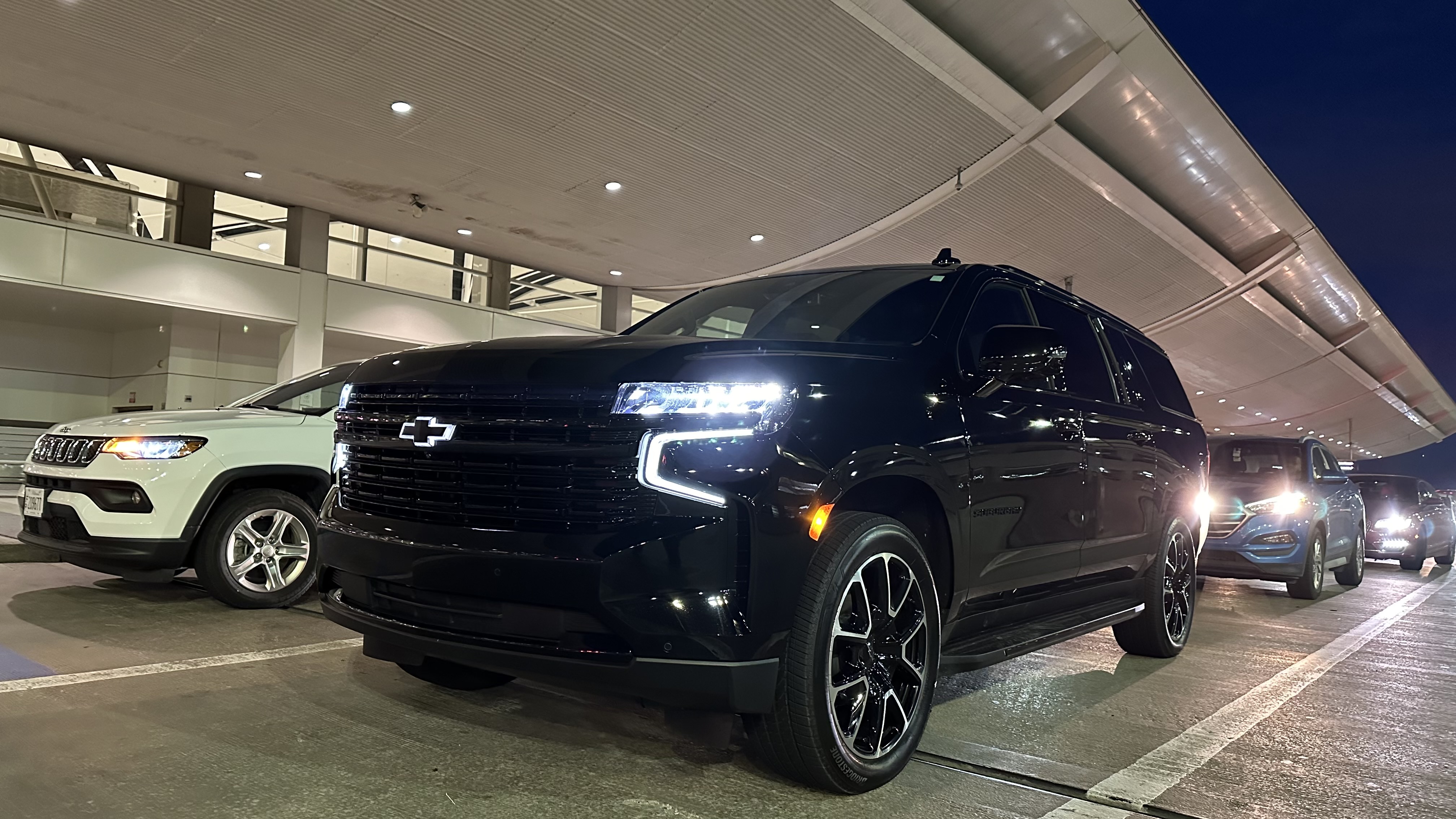 LuxeDetroit SUV at DTW curbside pickup